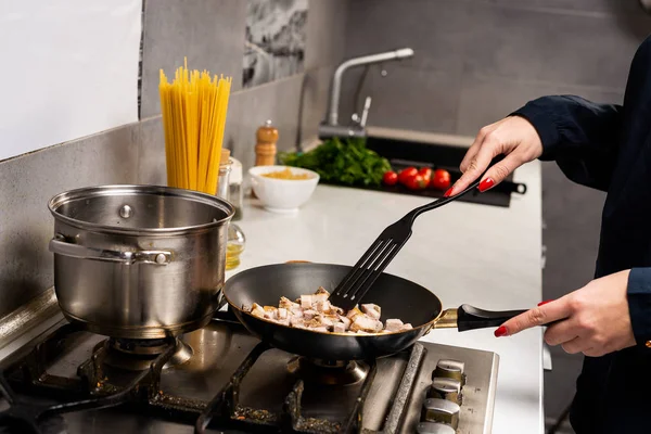 Potret Orang Yang Memasak Bahan Untuk Pasta Italia Dapur — Stok Foto