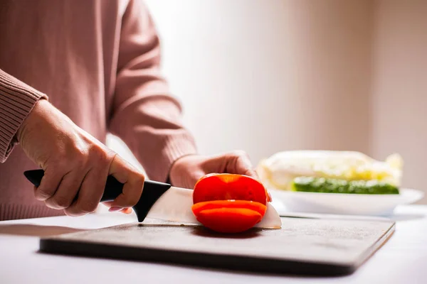 Sebagian Pandangan Wanita Memotong Tomat Segar Untuk Salad Sehat — Stok Foto