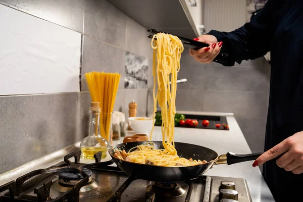 Potret Seorang Wanita Memasak Pasta Italia Yang Lezat Dapur — Stok Foto