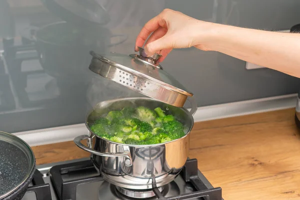 Cropped Shot Person Cooking Broccoli Pan Stove Kitchen — Stock Photo, Image