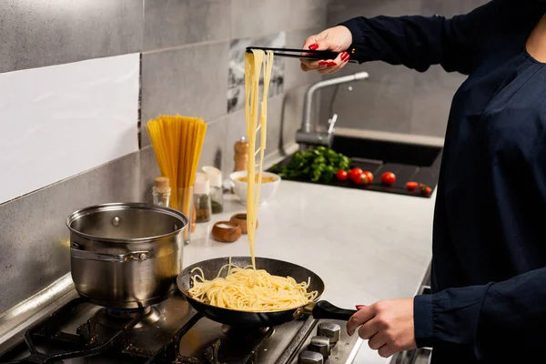 Sebagian Tampilan Orang Memasak Pasta Italia Gourmet Dapur — Stok Foto