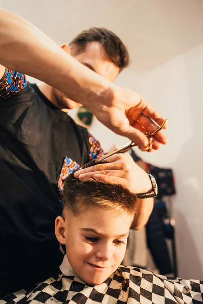 Jovem Barbeiro Fazendo Corte Cabelo Menino Bonito Barbearia — Fotografia de Stock