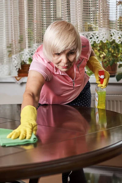 Vrouw Die Haar Huis Schoonmaakt Huishoudconcept — Stockfoto