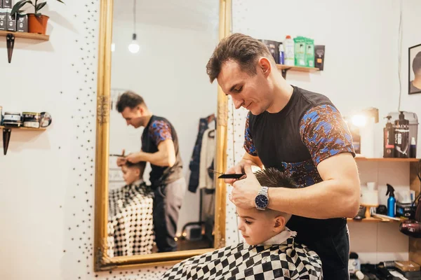 Barbeiro Fazendo Corte Cabelo Menino Bonito Salão Cabeleireiro — Fotografia de Stock