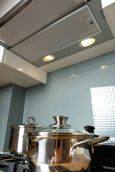 Wajan Mengkilap Kompor Dan Counter Kayu Interior Dapur Modern — Stok Foto