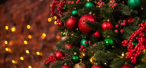 Vedere Aproape Frumos Pom Decorat Crăciun Baubles Roșu Verde Strălucitor — Fotografie, imagine de stoc