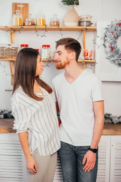 Belo Feliz Jovem Casal Sorrindo Uns Aos Outros Cozinha Natal — Fotografia de Stock