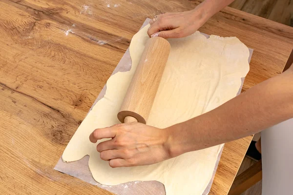 Gedeeltelijk Uitzicht Van Vrouw Die Deeg Houten Tafel Bereidt — Stockfoto