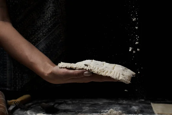 Bijgesneden Schot Van Vrouw Het Bereiden Van Verse Zelfgemaakte Deeg — Stockfoto