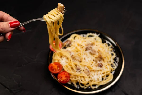 Potret Wanita Yang Makan Pasta Carbonara Tradisional Italia Spageti Dengan — Stok Foto