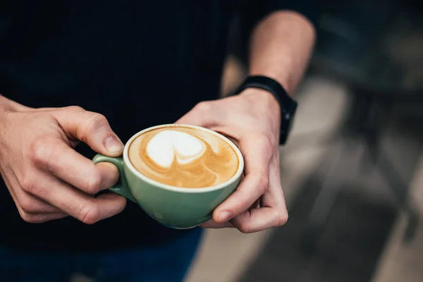 Tiro Recortado Del Hombre Sosteniendo Taza Sabroso Capuchino — Foto de Stock