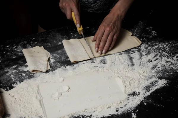 新鮮な調理されていない生地を切断する女性のクロップショット — ストック写真