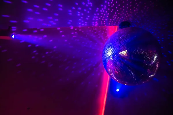 Disco Labda Fényes Sugarak Sötétben Éjszakai Party Háttér — Stock Fotó