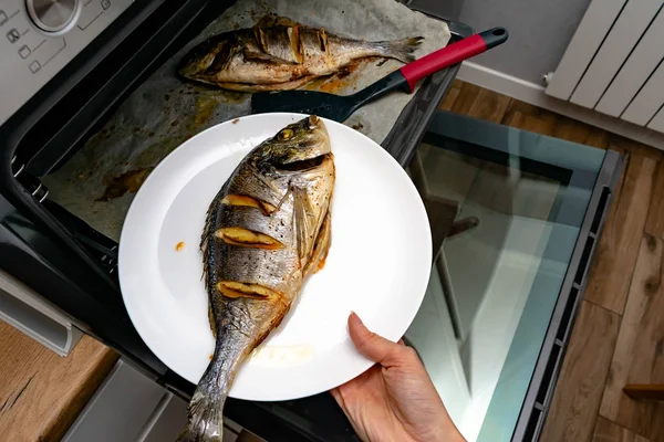 Potret Wanita Memegang Piring Dengan Ikan Panggang Yang Lezat — Stok Foto