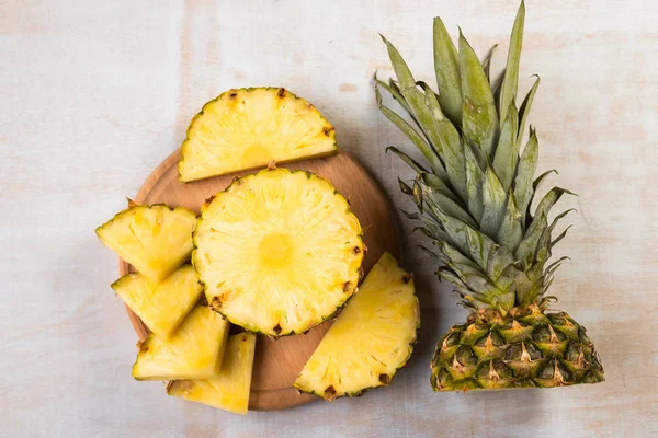 Bovenaanzicht Van Verse Gesneden Ananas Houten Plank Lichte Ondergrond — Stockfoto