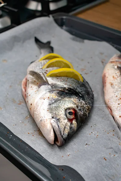 Close View Dari Ikan Mentah Segar Dengan Rempah Rempah Baking — Stok Foto
