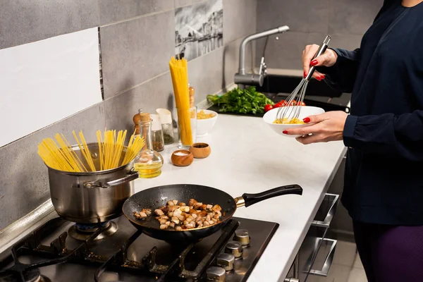 Foto Yang Dipotong Dari Wanita Mencampur Saus Dan Memasak Pasta — Stok Foto