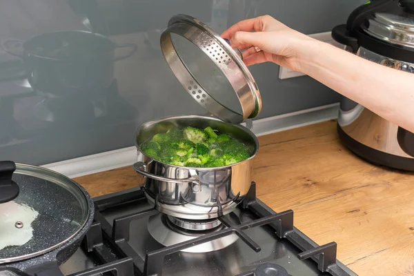 Cropped Shot Person Cooking Broccoli Pan Stove Kitchen — Stock Photo, Image