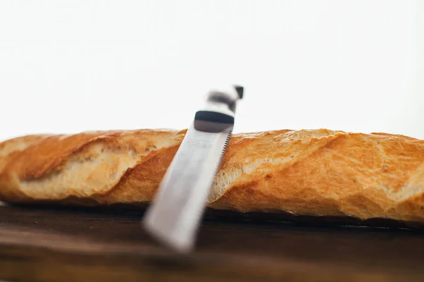 Крупный План Вкусного Свежего Хлеба Ножа Деревянном Столе Белом Фоне — стоковое фото