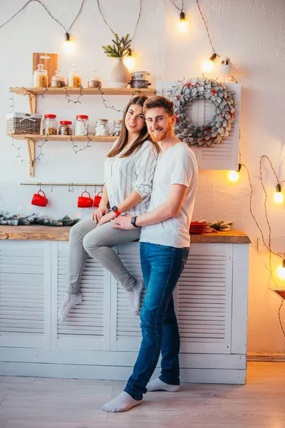 Krásný Šťastný Mladý Pár Úsměvem Kameru Kuchyni Vánoce — Stock fotografie