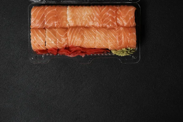 Vista Cerca Deliciosos Rollos Sushi Tradicionales Contenedor Plástico Sobre Fondo —  Fotos de Stock