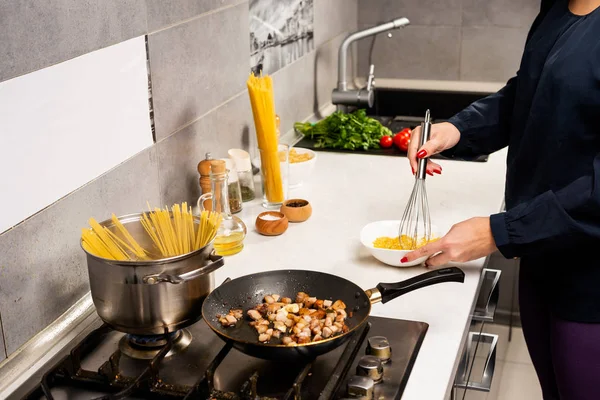 Женщина Смешивает Соус Приготовление Итальянской Пасты Кухне — стоковое фото