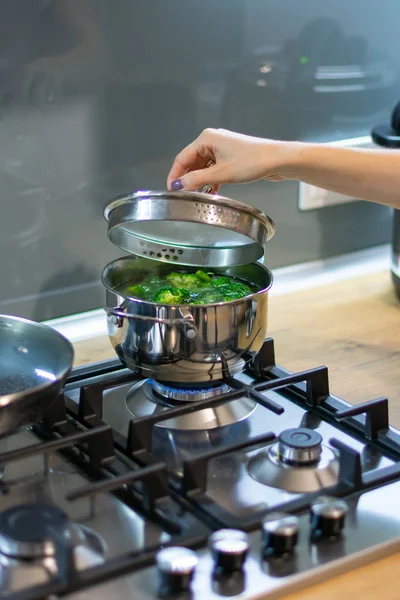 Potret Orang Memasak Brokoli Atas Kompor Dapur — Stok Foto