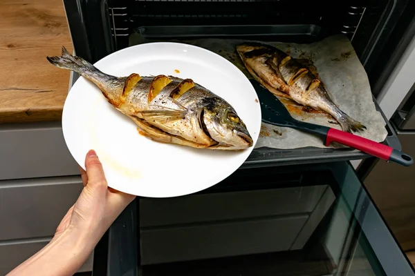 Potret Wanita Memegang Piring Dengan Ikan Panggang Yang Lezat — Stok Foto