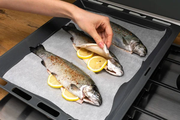 Potret Orang Memasak Ikan Lezat Dengan Irisan Lemon Baking Tray — Stok Foto