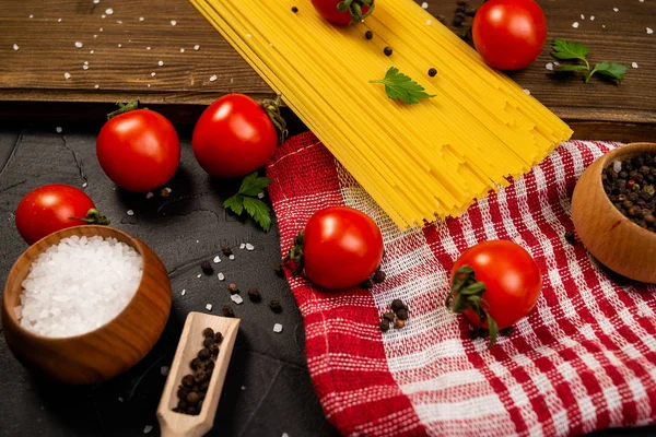 Närbild Läcker Okokt Pasta Med Ingredienser Mörk Yta — Stockfoto