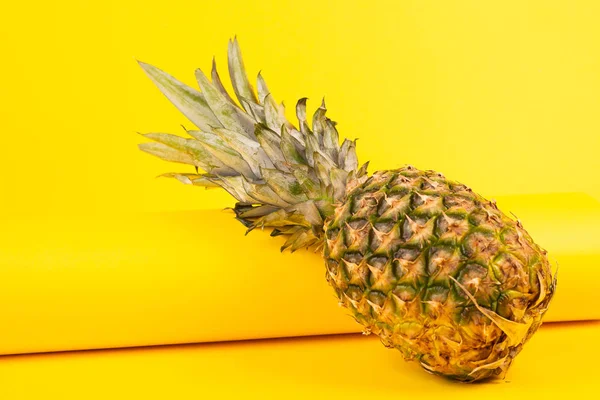 Close Van Verse Rijpe Hele Ananas Gele Achtergrond — Stockfoto