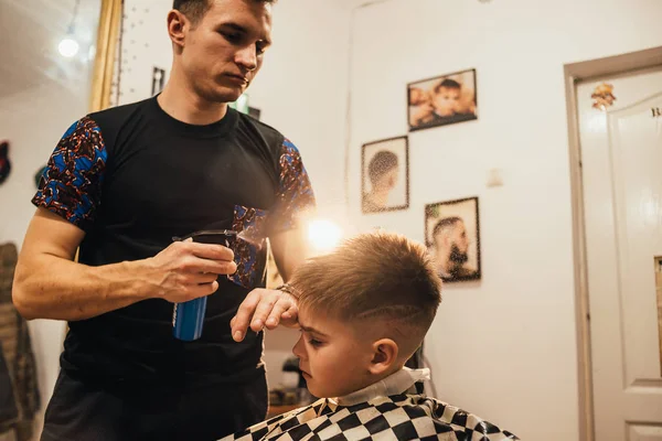 Barbeiro Fazendo Corte Cabelo Menino Bonito Salão Cabeleireiro — Fotografia de Stock