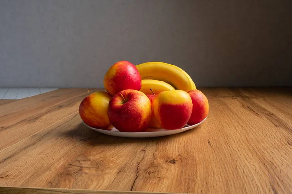 Close Zicht Verse Rijpe Appels Bananen Houten Tafel — Stockfoto