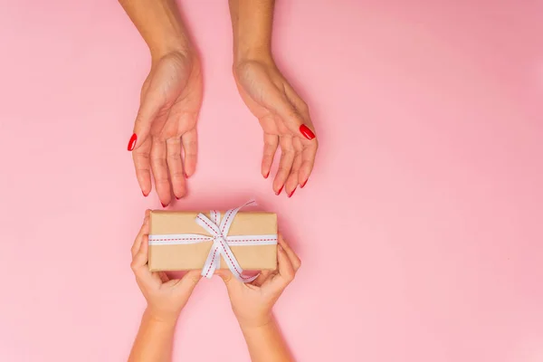 Vista Dall Alto Parziale Persone Che Tengono Scatola Regalo Sfondo — Foto Stock