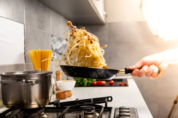 Sebagian Pemandangan Orang Memasak Pasta Italia Yang Lezat Dapur — Stok Foto