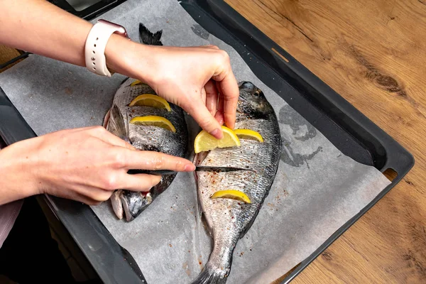 Potret Wanita Memasak Ikan Dengan Rempah Rempah Dan Irisan Lemon — Stok Foto