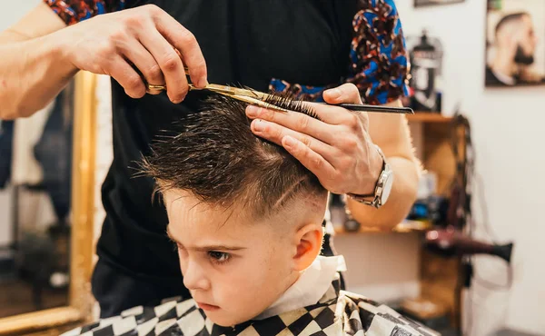 Cortado Tiro Barbeiro Fazendo Corte Cabelo Menino Bonito Salão Cabeleireiro — Fotografia de Stock