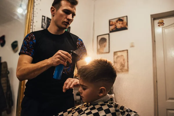 Jovem Barbeiro Masculino Fazendo Corte Cabelo Menino Bonito Salão Cabeleireiro — Fotografia de Stock