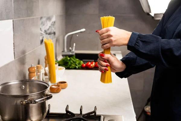 Potongan Pasta Wanita Italia Yang Dimasak Dapur — Stok Foto