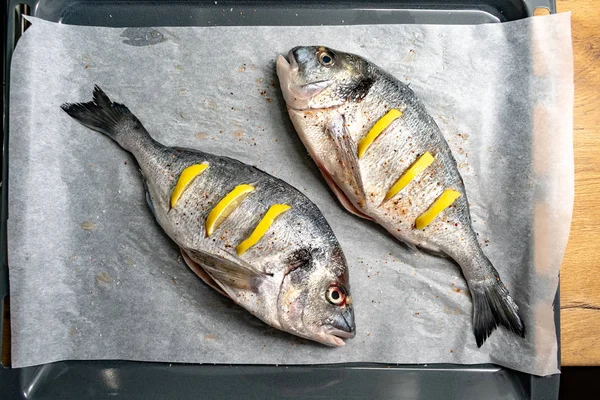 Ikan Lezat Dengan Irisan Lemon Dan Rempah Rempah Baking Tray — Stok Foto