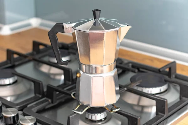キッチンのストーブの上のコーヒーメーカーのクローズアップ — ストック写真