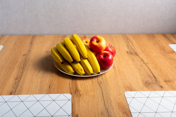 Vue Rapprochée Des Bananes Des Pommes Biologiques Fraîches Sur Table — Photo
