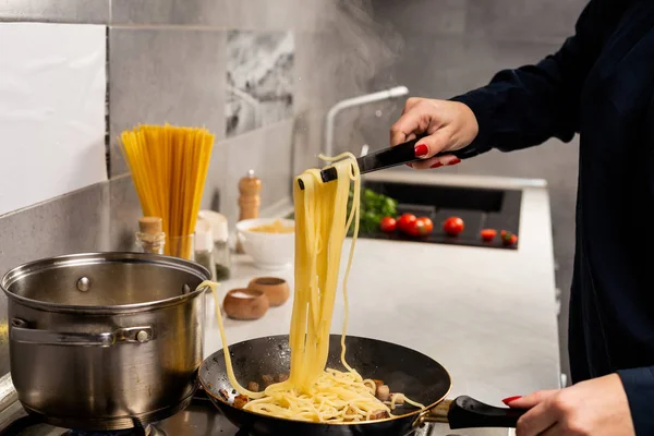 Sebagian Tampilan Orang Memasak Pasta Italia Gourmet Dapur — Stok Foto