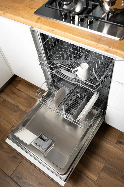 Високий Кут Зору Відкритої Посудомийної Машини Сучасному Інтер Єрі Кухні — стокове фото