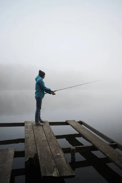 Mladá Žena Drží Prut Rybaření Dřevěného Mola Jezera Mlhavé Ráno — Stock fotografie