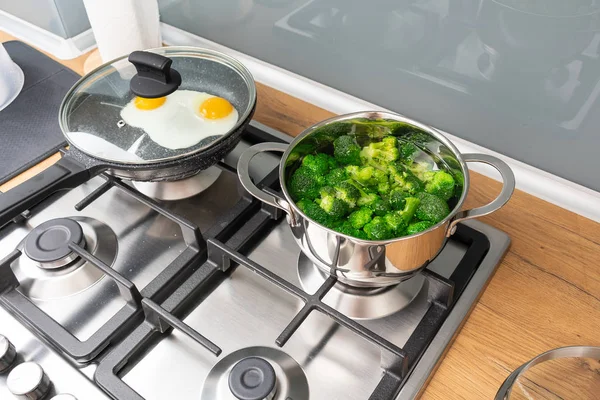 Vista Perto Brócolis Ovos Cozinhando Fogão Cozinha — Fotografia de Stock