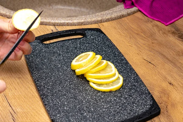 Potret Orang Yang Memegang Pisau Dan Mengiris Lemon Dapur — Stok Foto