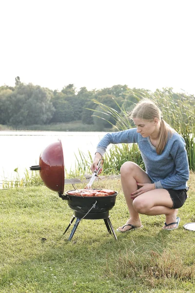 Mujer Joven Cocinando Deliciosa Carne Parrilla Carbón Aire Libre —  Fotos de Stock
