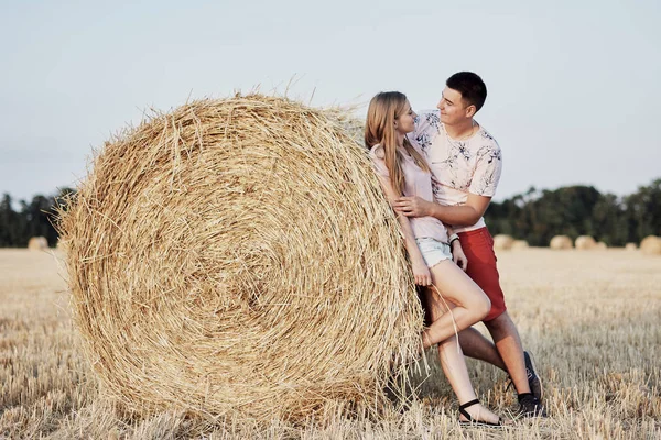 Happy Young Couple Hugging Hay Bale Field — Stock Photo, Image