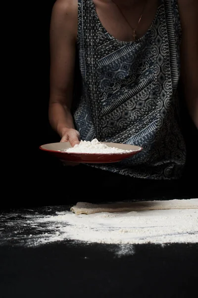 Seção Meio Mulher Peneirando Farinha Preparando Massa Fundo Preto — Fotografia de Stock